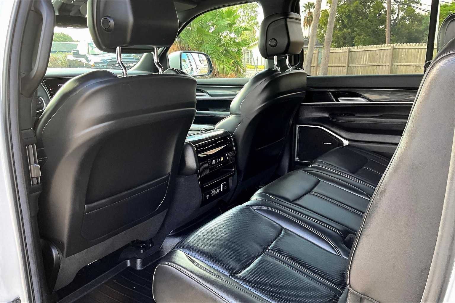 Thumbnail: 2022 Jeep Wagoneer - 12