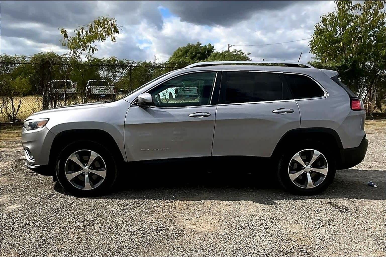 2019 Jeep Cherokee Limited photo 2