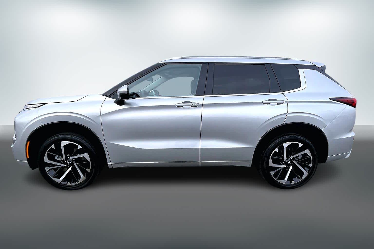 Thumbnail: 2024 Mitsubishi Outlander - 3