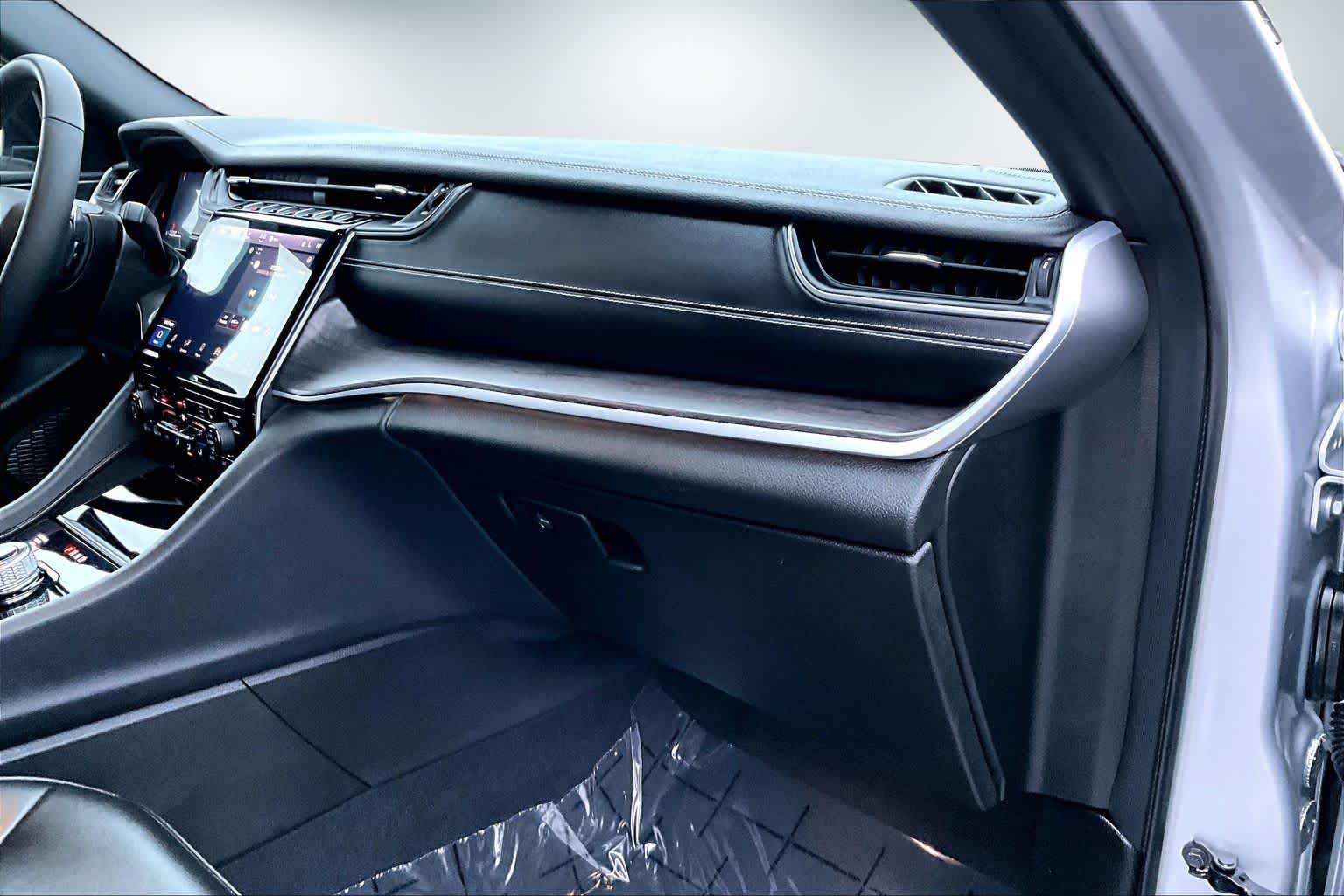 Thumbnail: 2024 Jeep Grand Cherokee L - 23