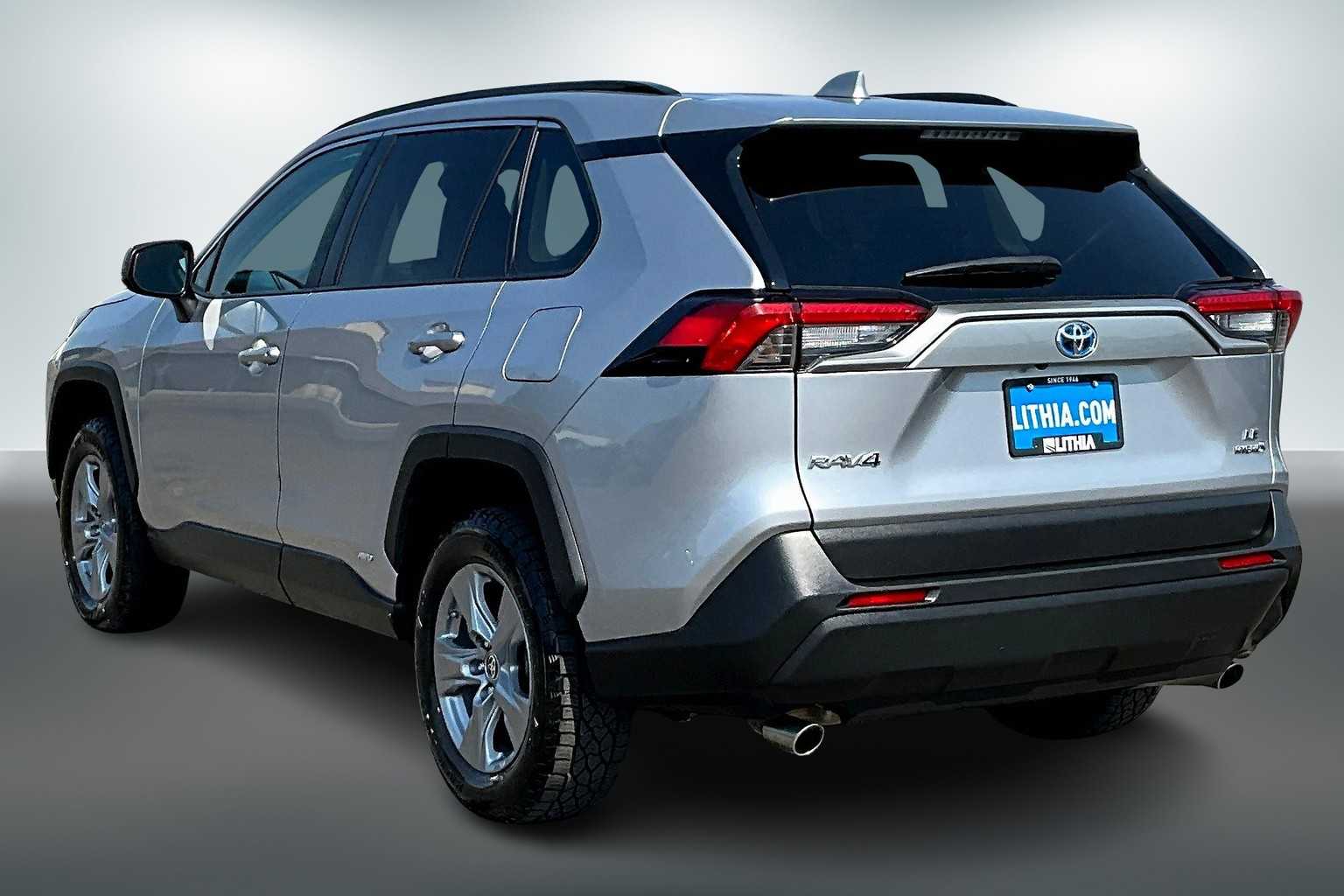 2022 Toyota RAV4 Hybrid LE photo 4
