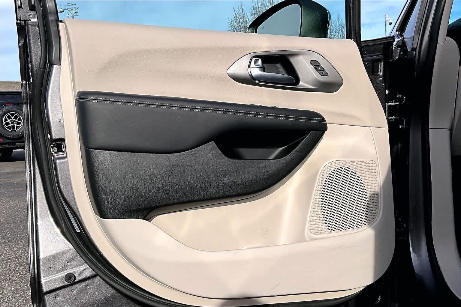 Thumbnail: 2023 Chrysler Pacifica - 27