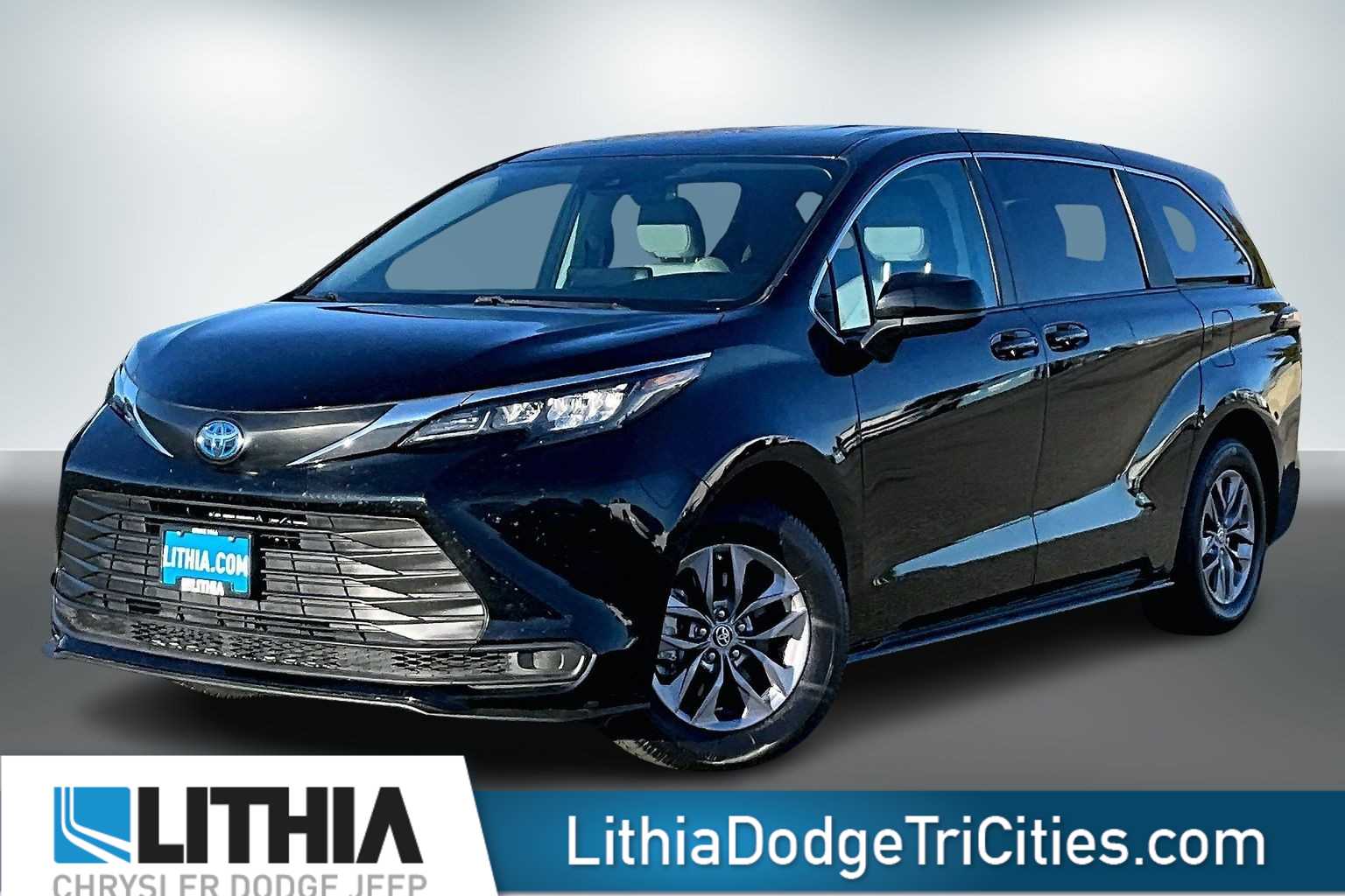 2024 Toyota Sienna LE's photo