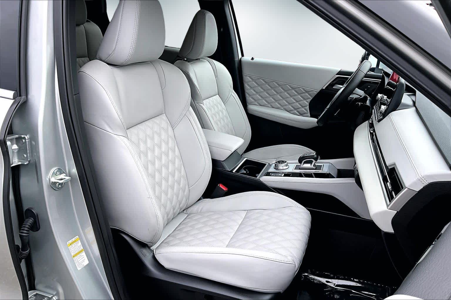 Thumbnail: 2024 Mitsubishi Outlander - 13