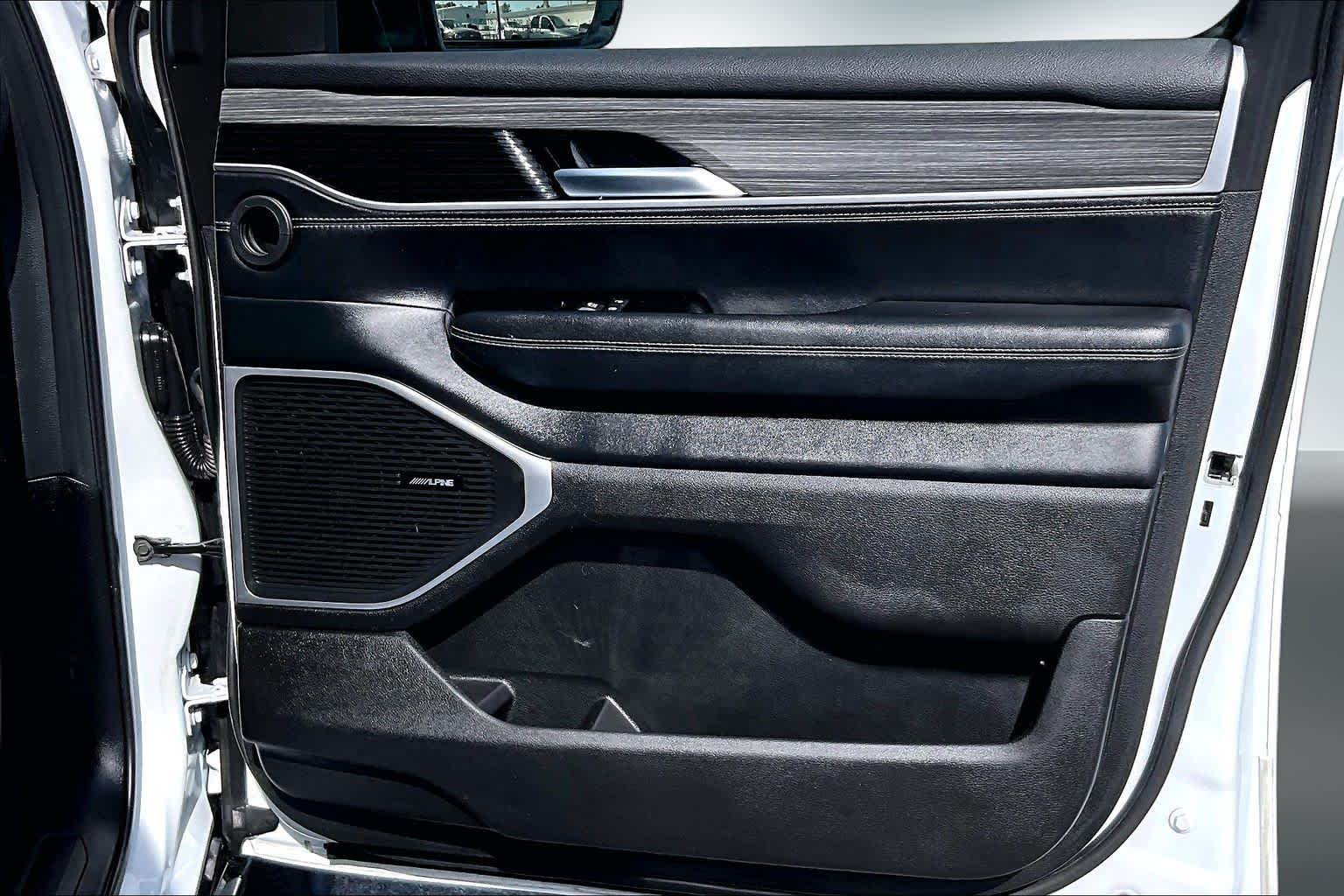 Thumbnail: 2024 Jeep Wagoneer - 28