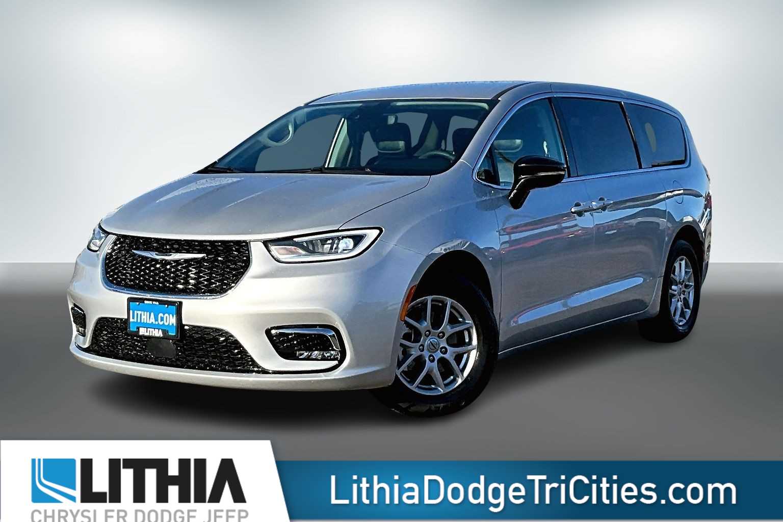 2024 Chrysler Pacifica Touring L's photo