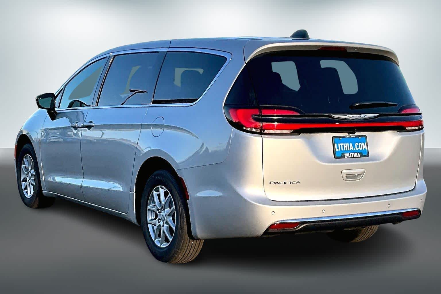 Thumbnail: 2026 Chrysler Pacifica - 4