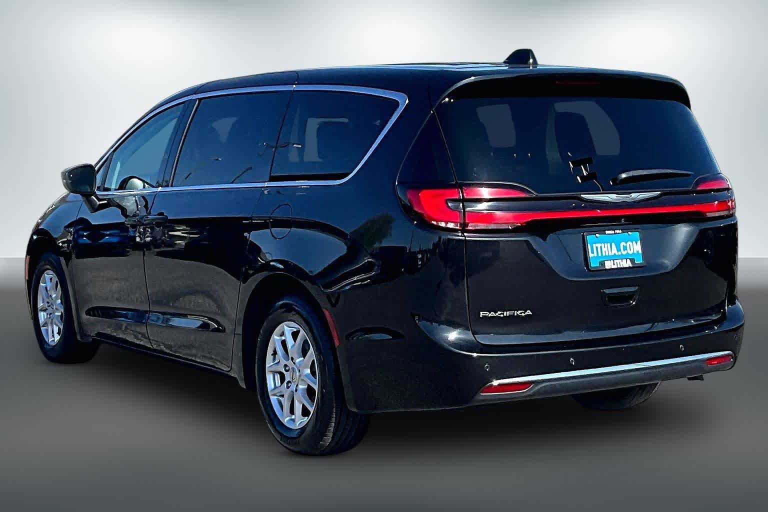 Thumbnail: 2023 Chrysler Pacifica - 3