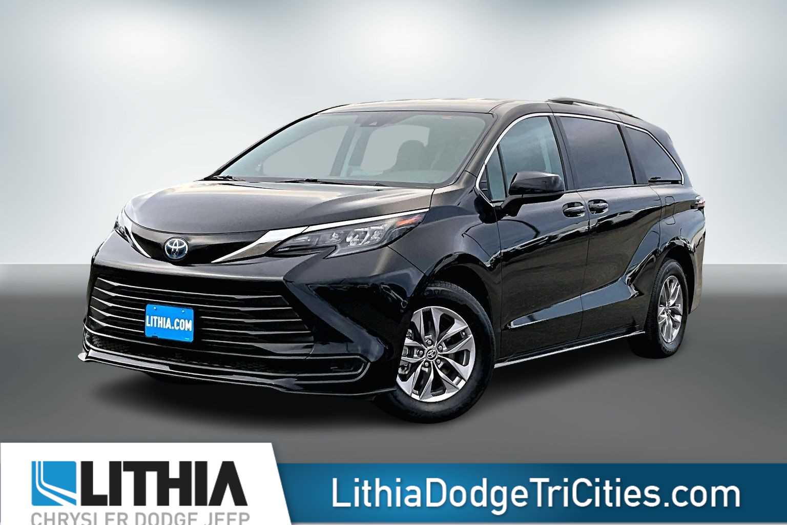 2024 Toyota Sienna LE's photo