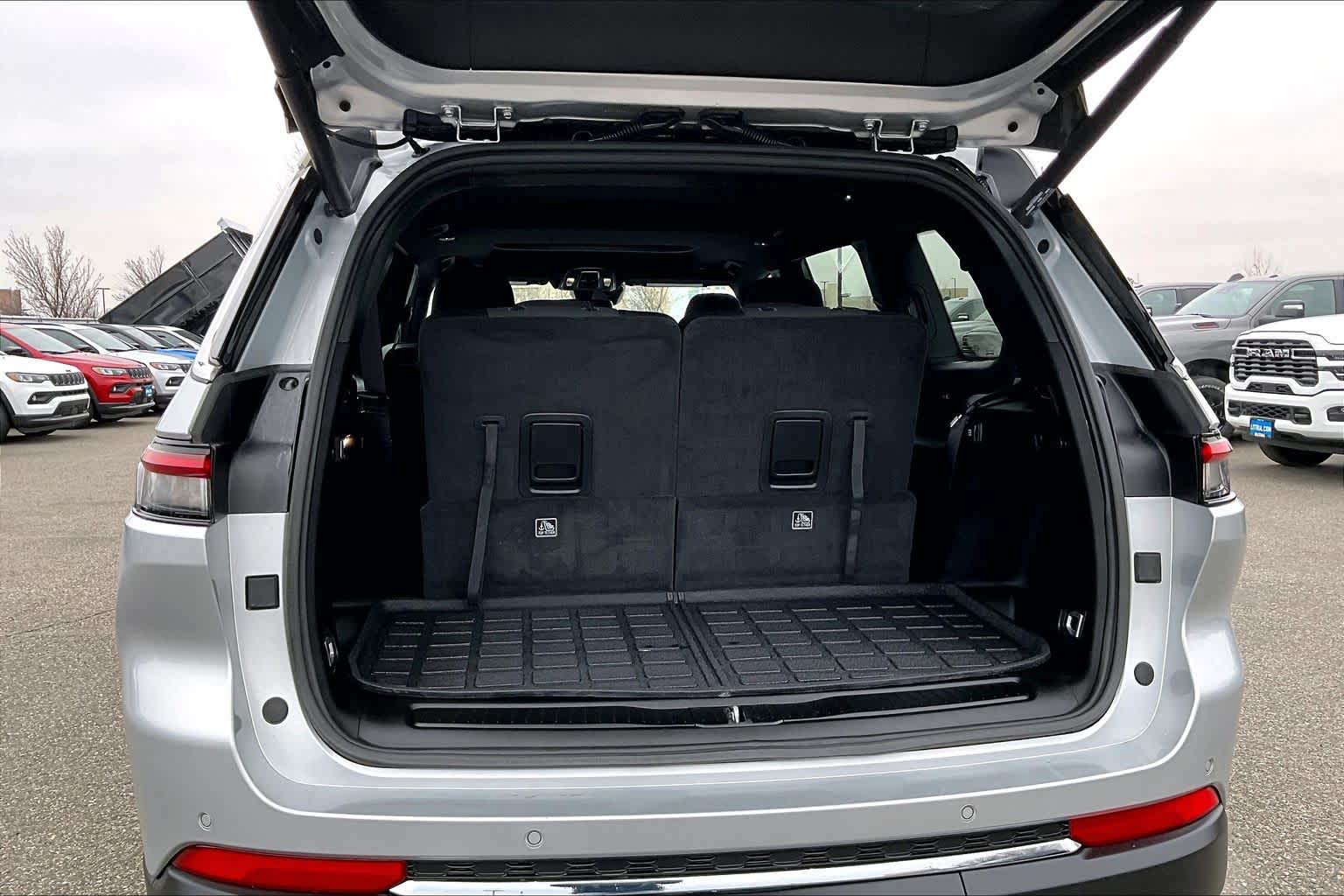 Thumbnail: 2024 Jeep Grand Cherokee L - 18