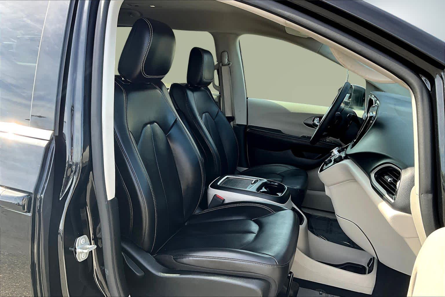 Thumbnail: 2023 Chrysler Pacifica - 12