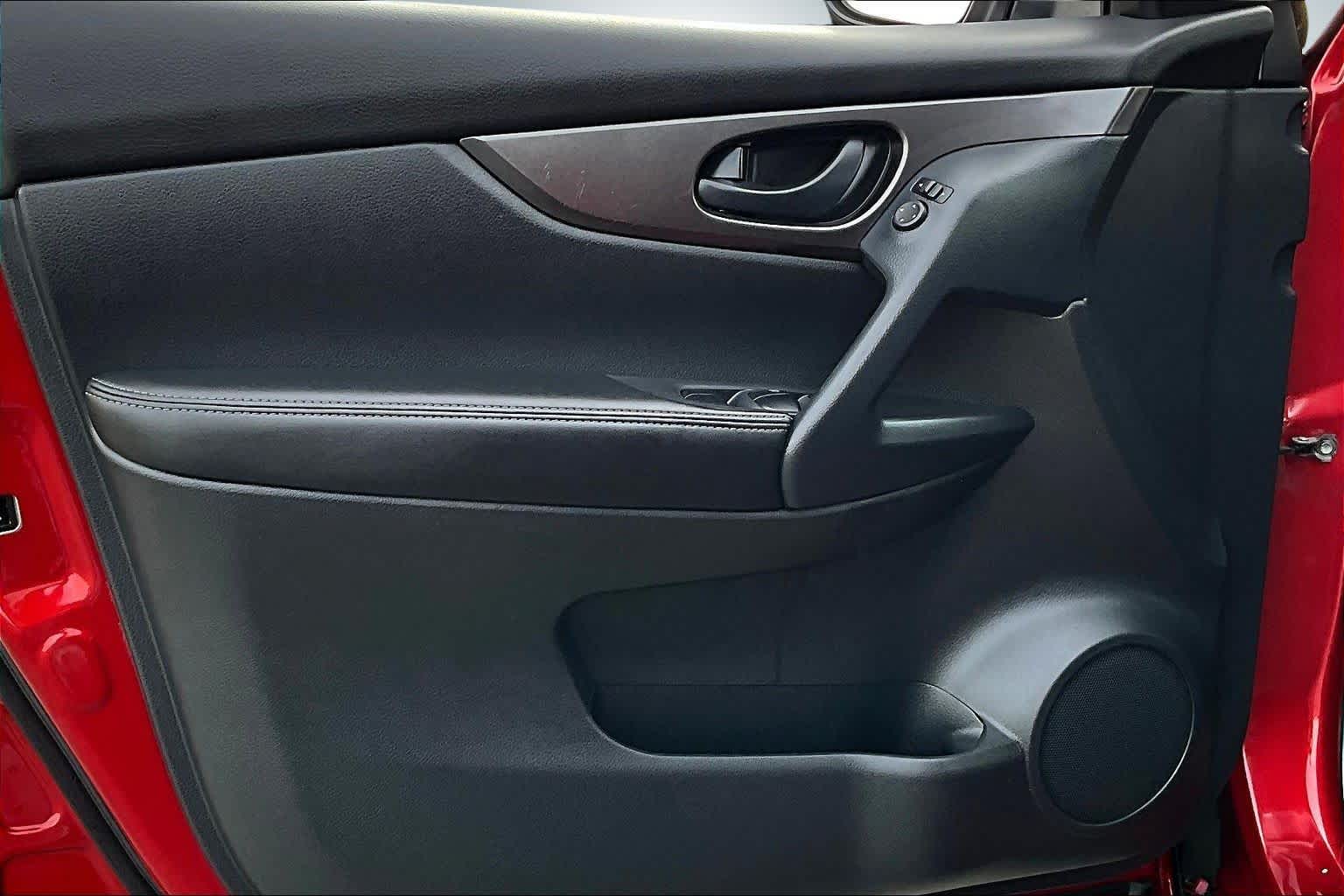 Thumbnail: 2021 Nissan Rogue Sport - 27