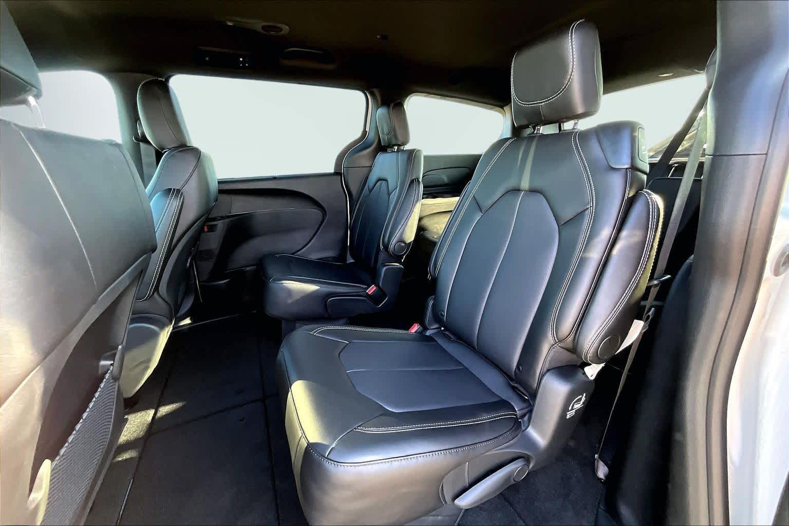 Thumbnail: 2026 Chrysler Voyager - 13