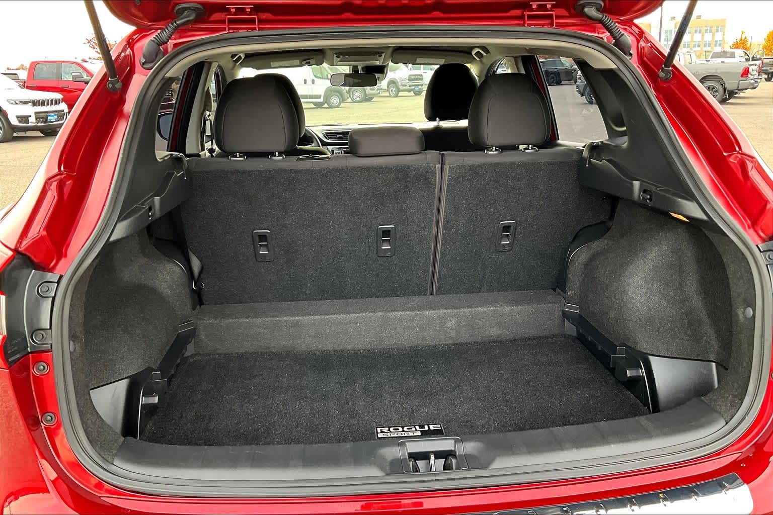 Thumbnail: 2021 Nissan Rogue Sport - 18