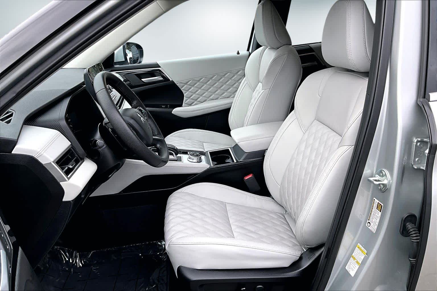 Thumbnail: 2024 Mitsubishi Outlander - 11