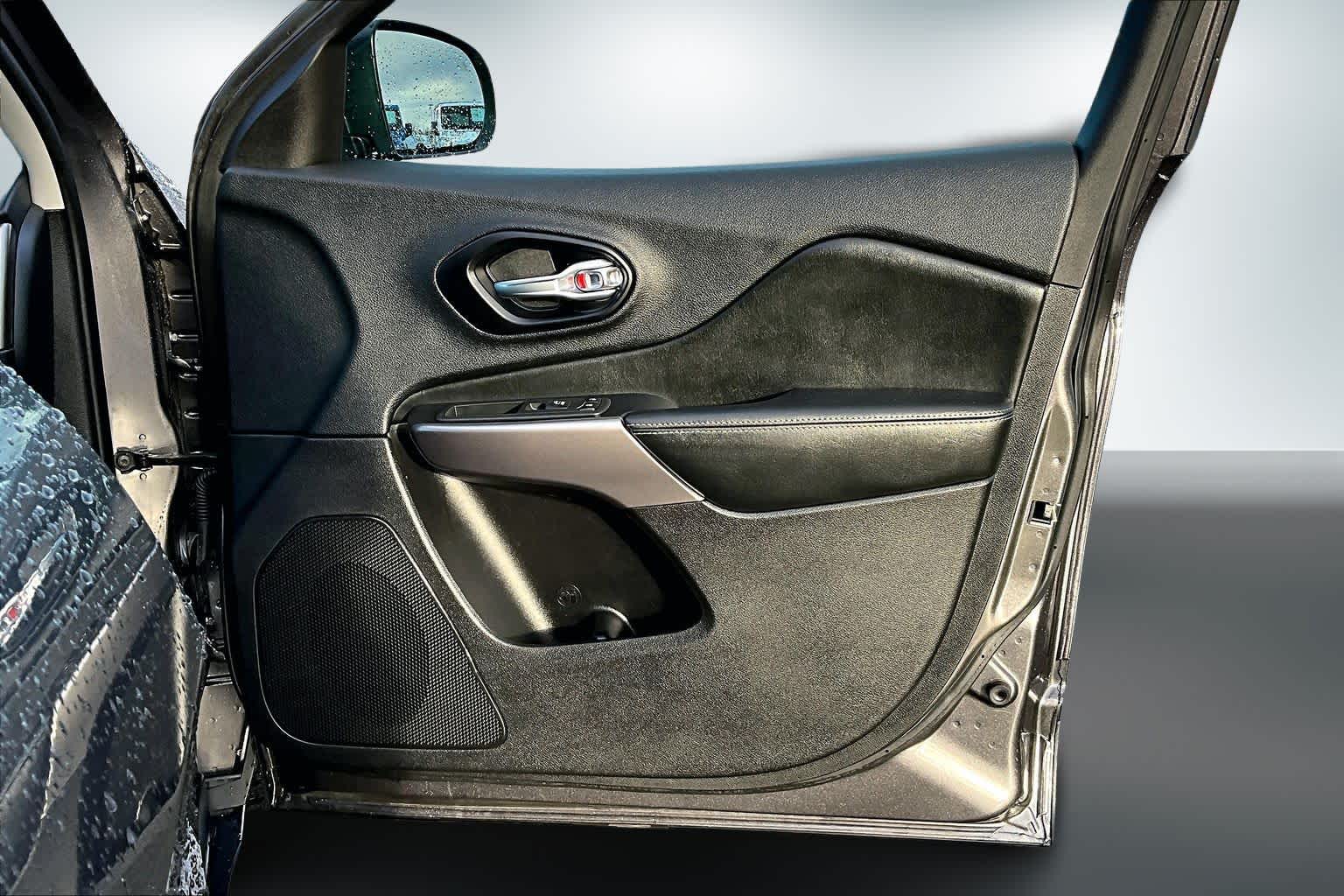 Thumbnail: 2021 Jeep Cherokee - 28