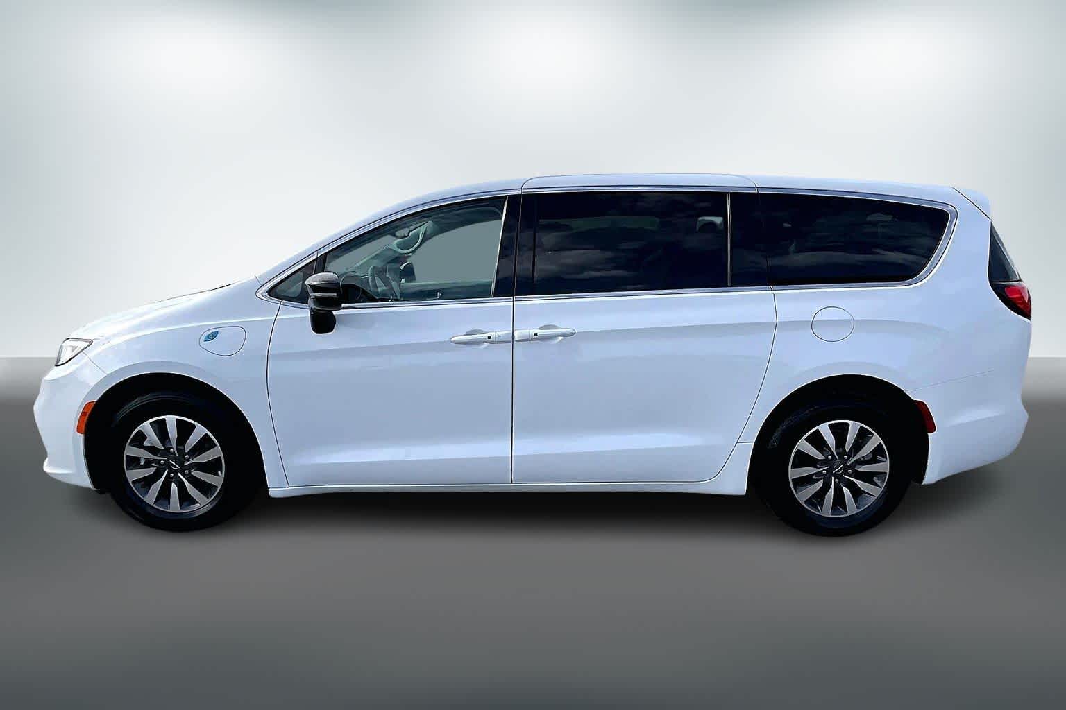 Thumbnail: 2024 Chrysler Pacifica - 3