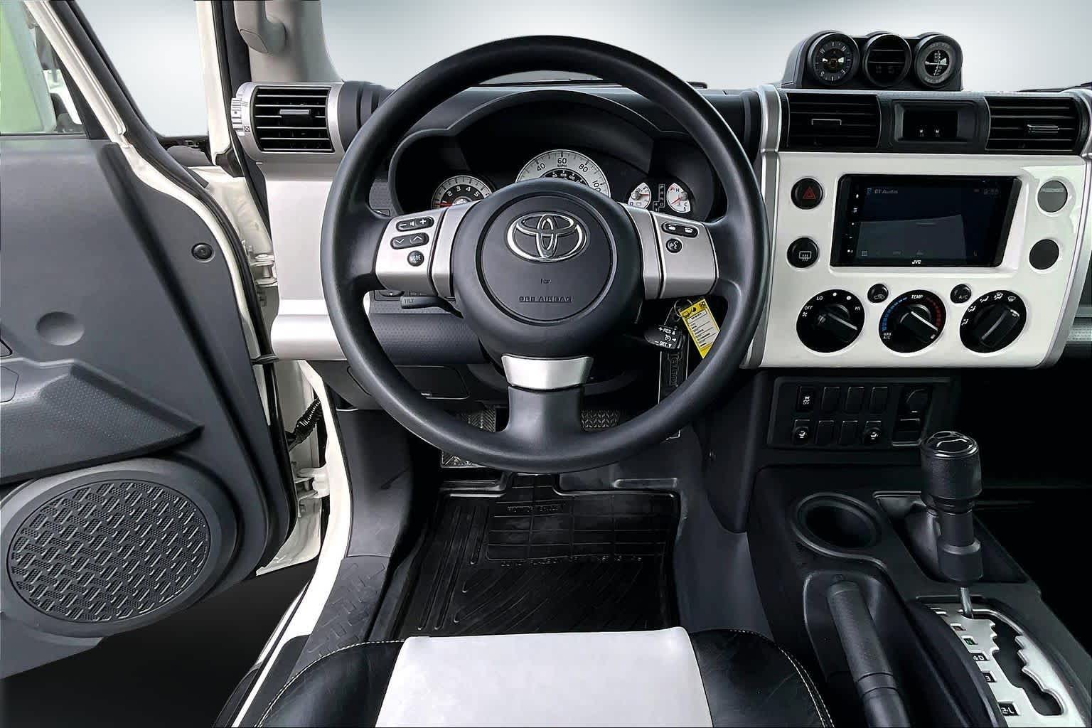 Thumbnail: 2014 Toyota FJ Cruiser - 13