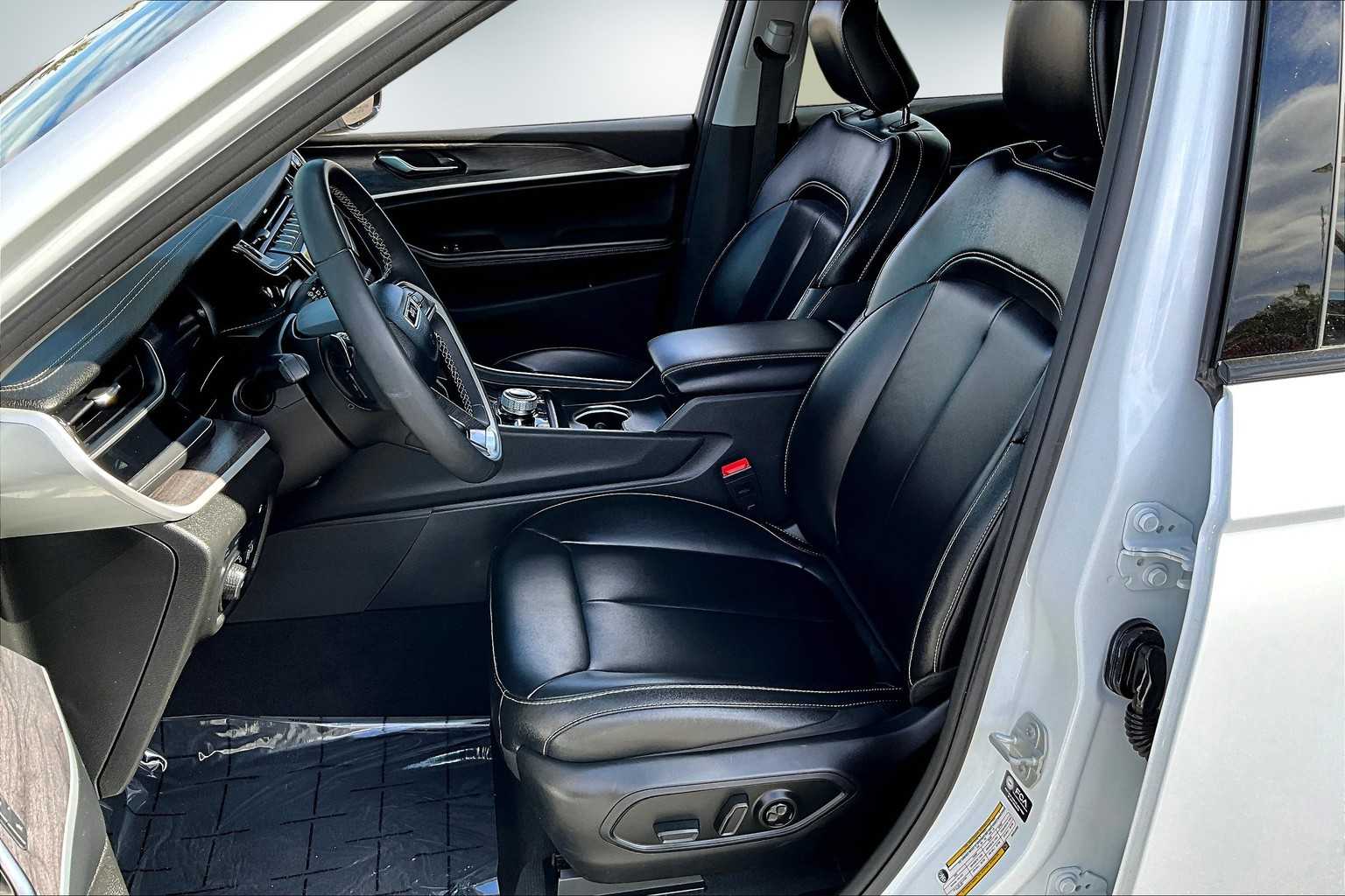 Thumbnail: 2024 Jeep Grand Cherokee - 11