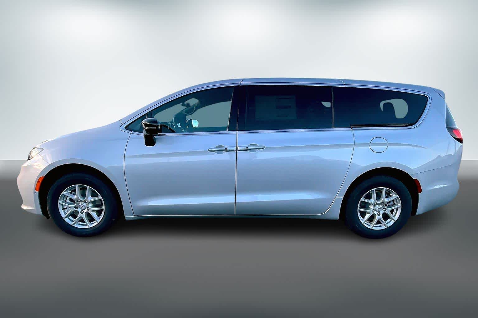 Thumbnail: 2026 Chrysler Pacifica - 3