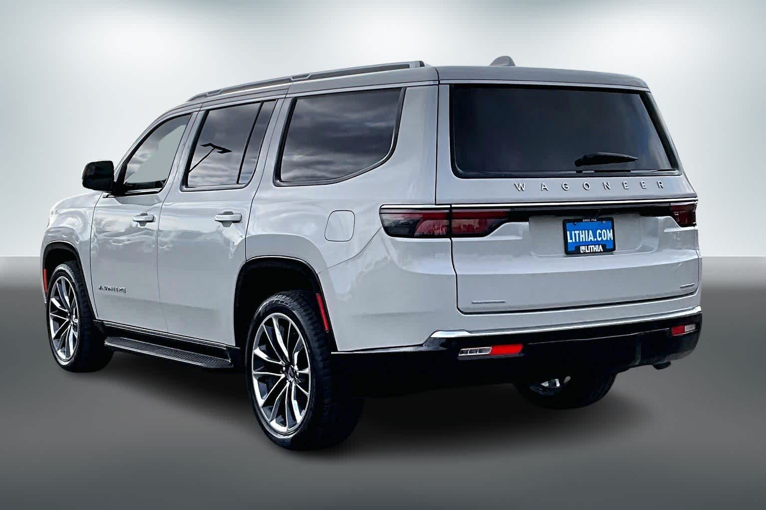 Thumbnail: 2022 Jeep Wagoneer - 4