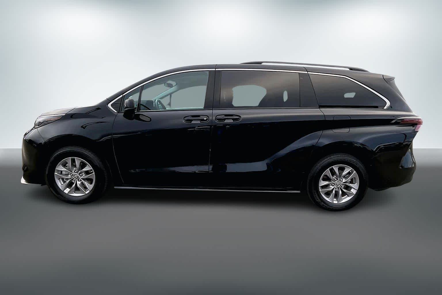 Thumbnail: 2024 Toyota Sienna - 3