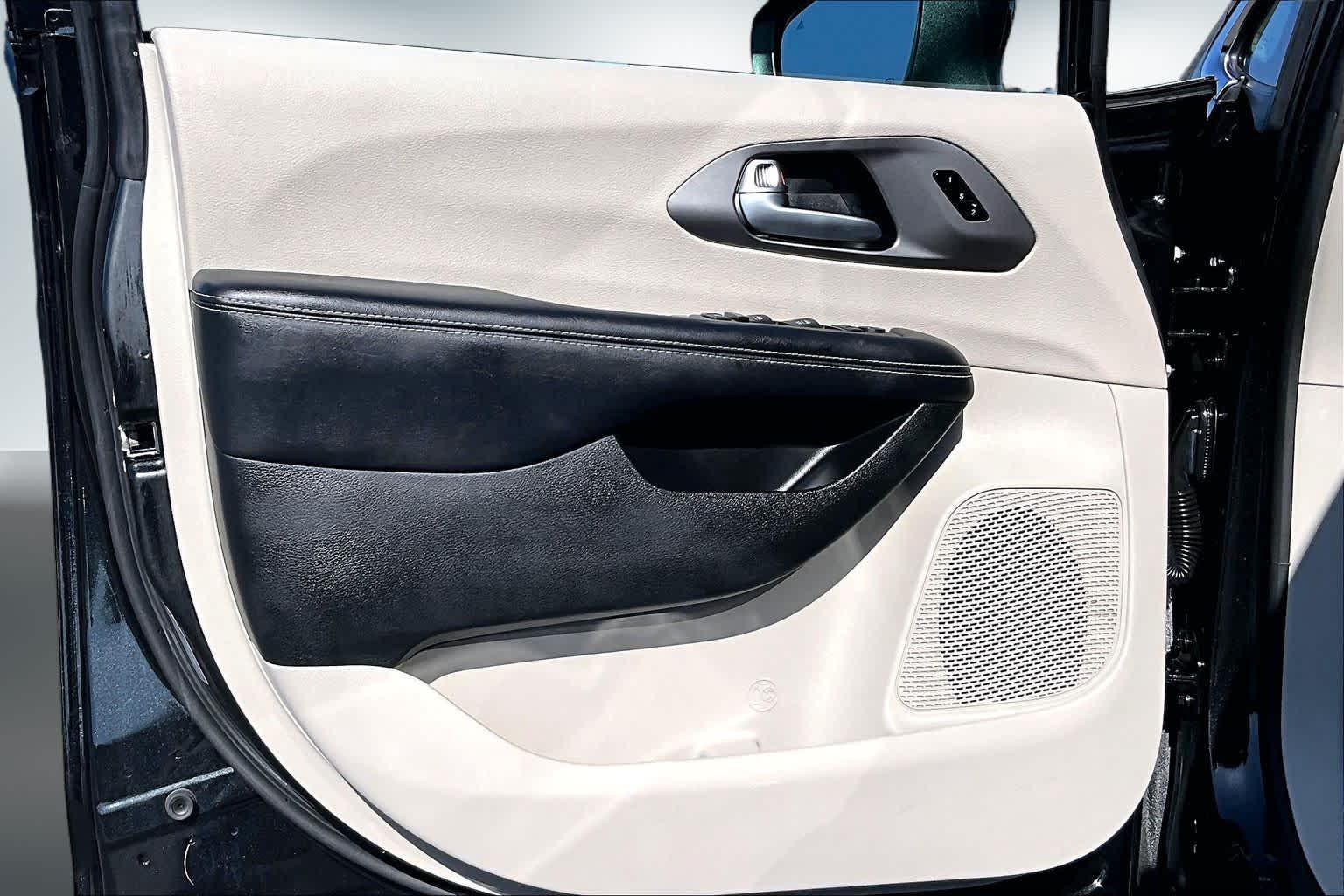 Thumbnail: 2023 Chrysler Pacifica - 25