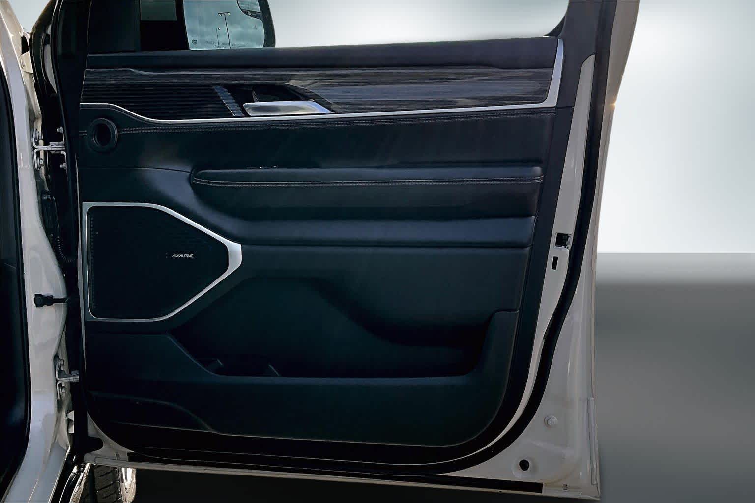 Thumbnail: 2022 Jeep Wagoneer - 28