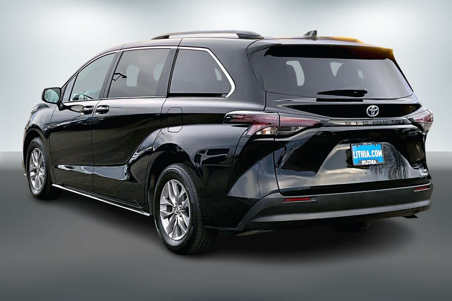 Thumbnail: 2024 Toyota Sienna - 4