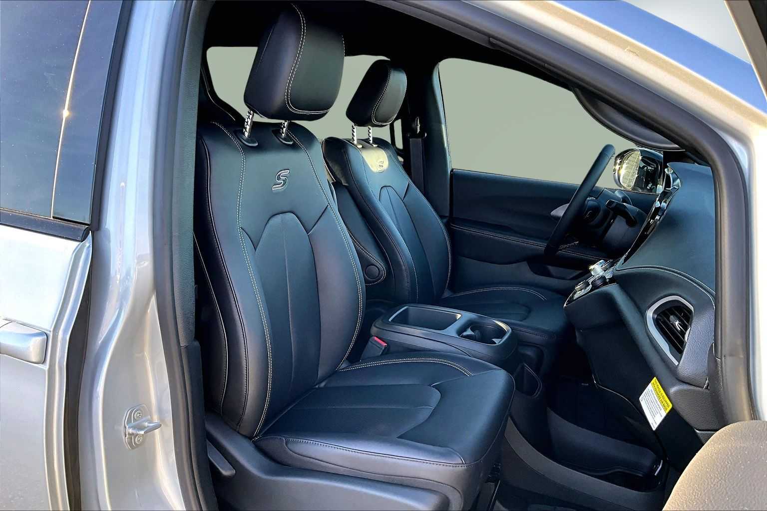 Thumbnail: 2026 Chrysler Pacifica - 14