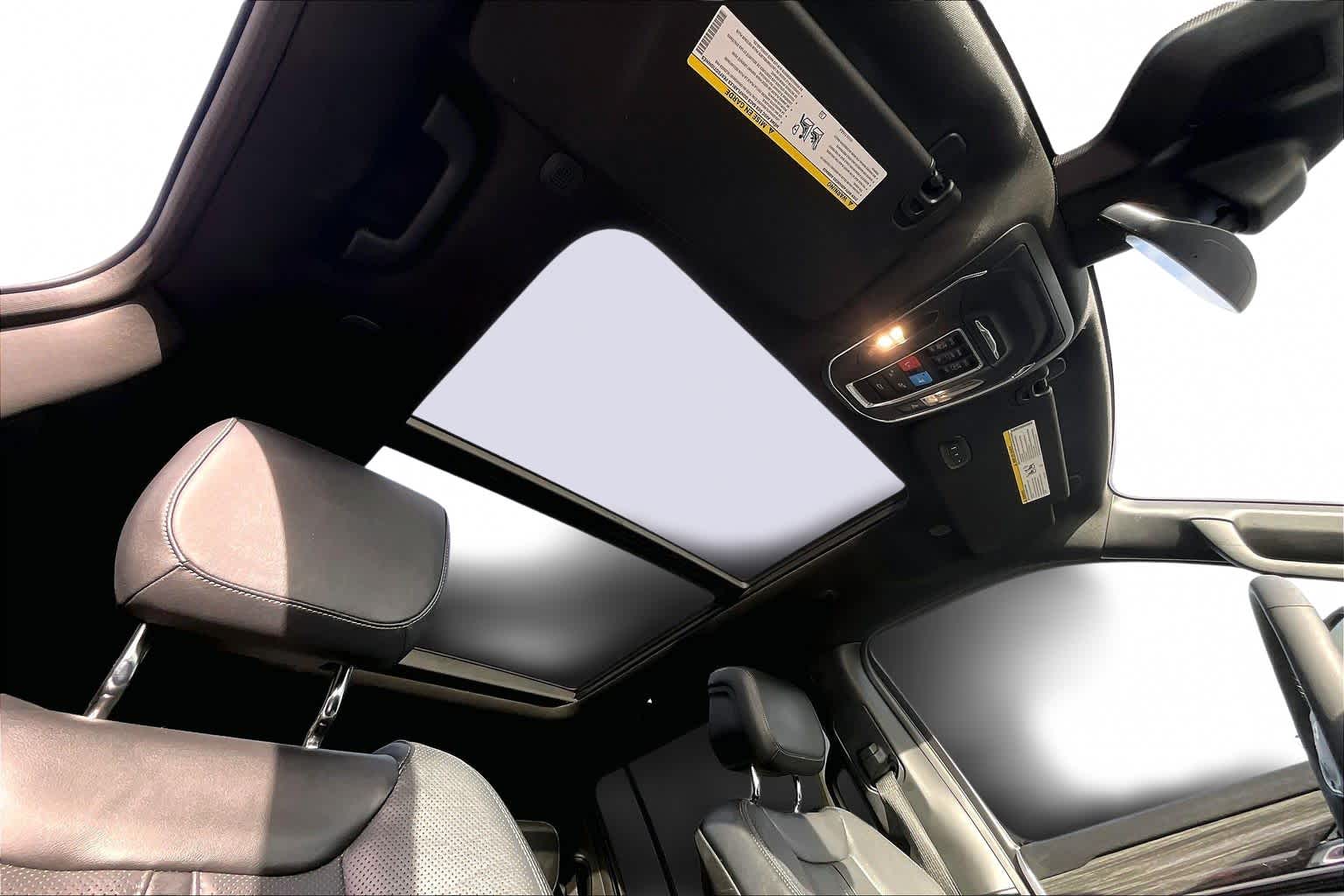 Thumbnail: 2022 Jeep Wagoneer - 32