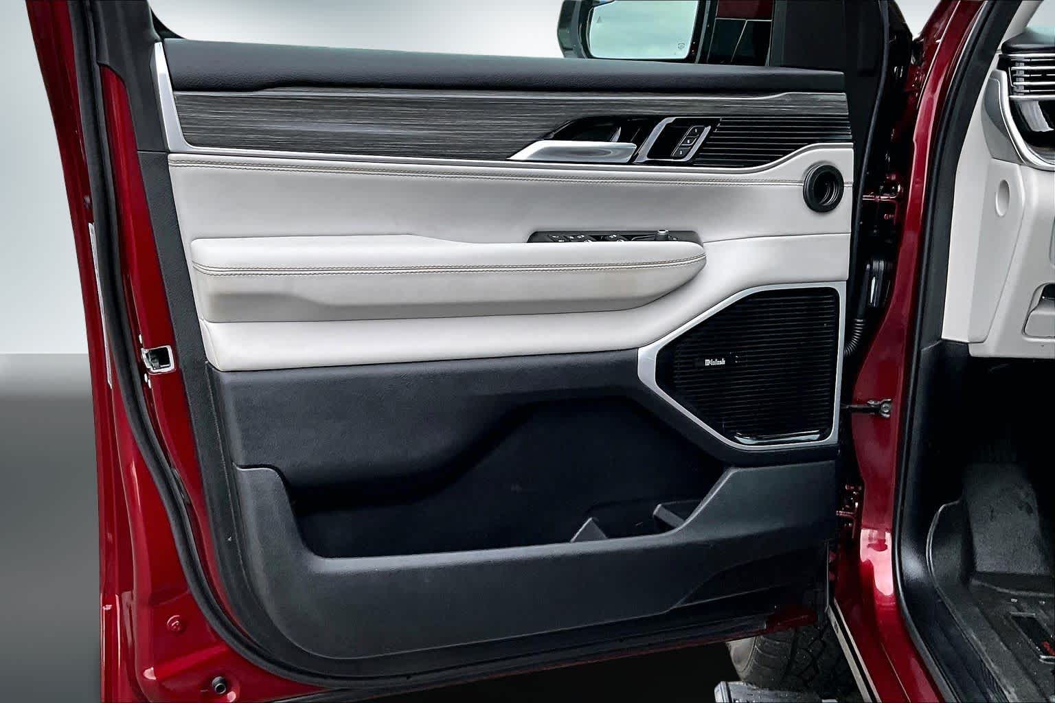 Thumbnail: 2022 Jeep Wagoneer - 27