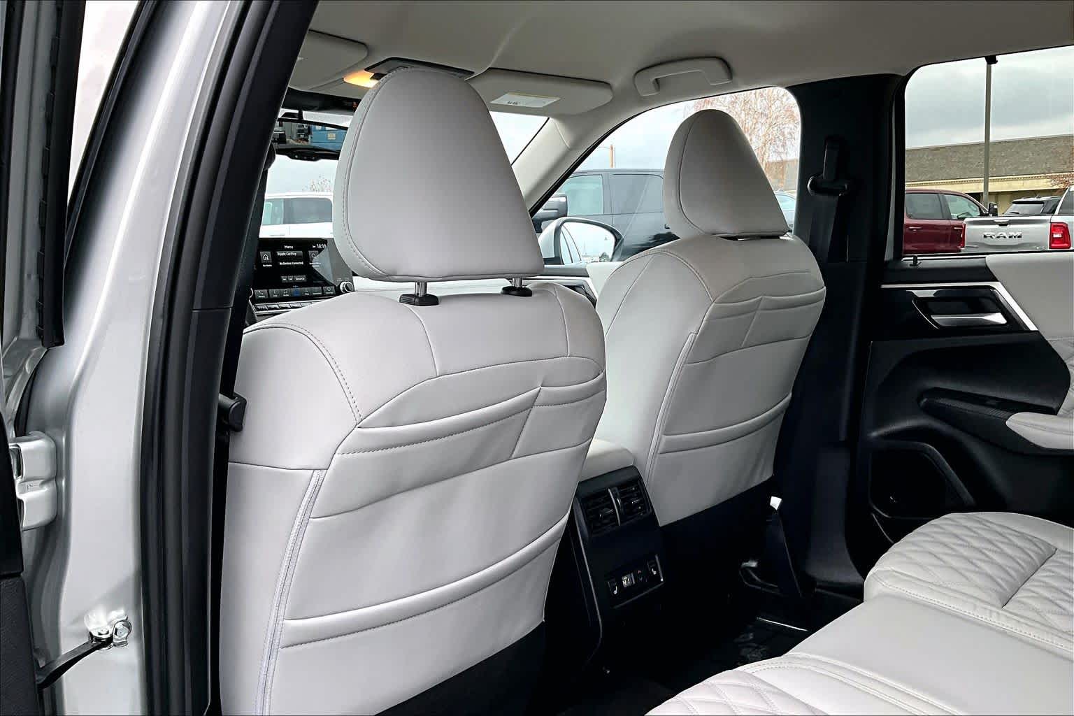 Thumbnail: 2024 Mitsubishi Outlander - 12