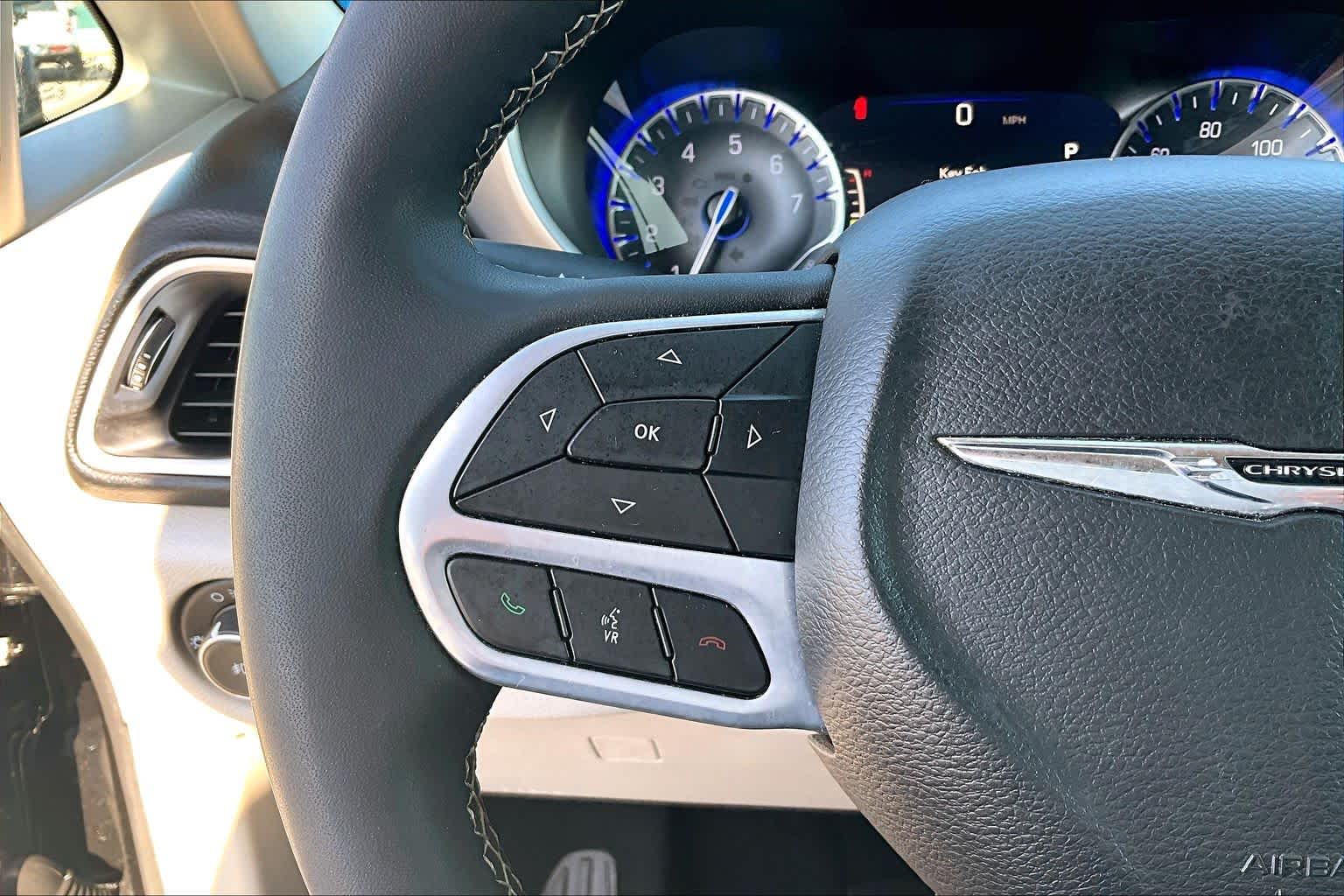 Thumbnail: 2023 Chrysler Pacifica - 22