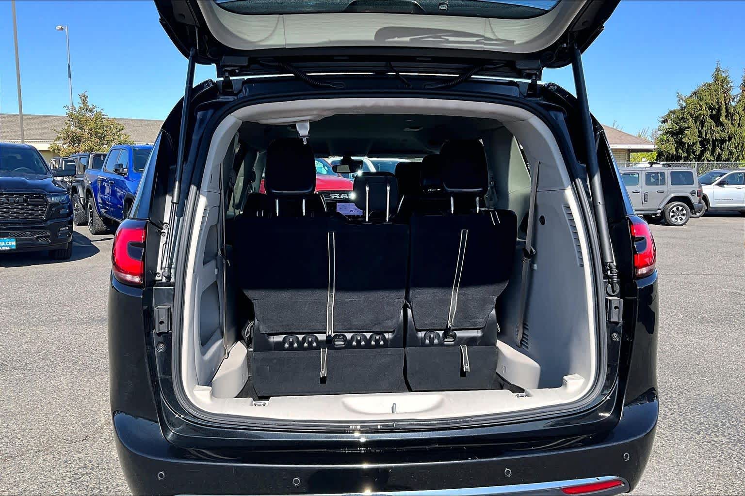 Thumbnail: 2023 Chrysler Pacifica - 16