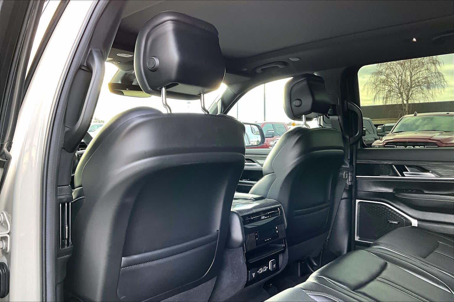 Thumbnail: 2022 Jeep Wagoneer - 12