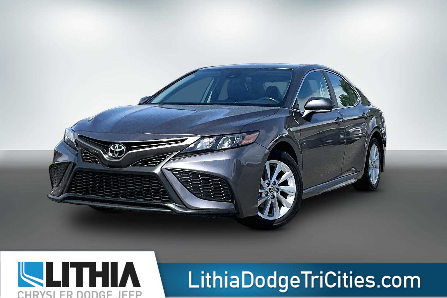 2024 Toyota Camry SE's photo