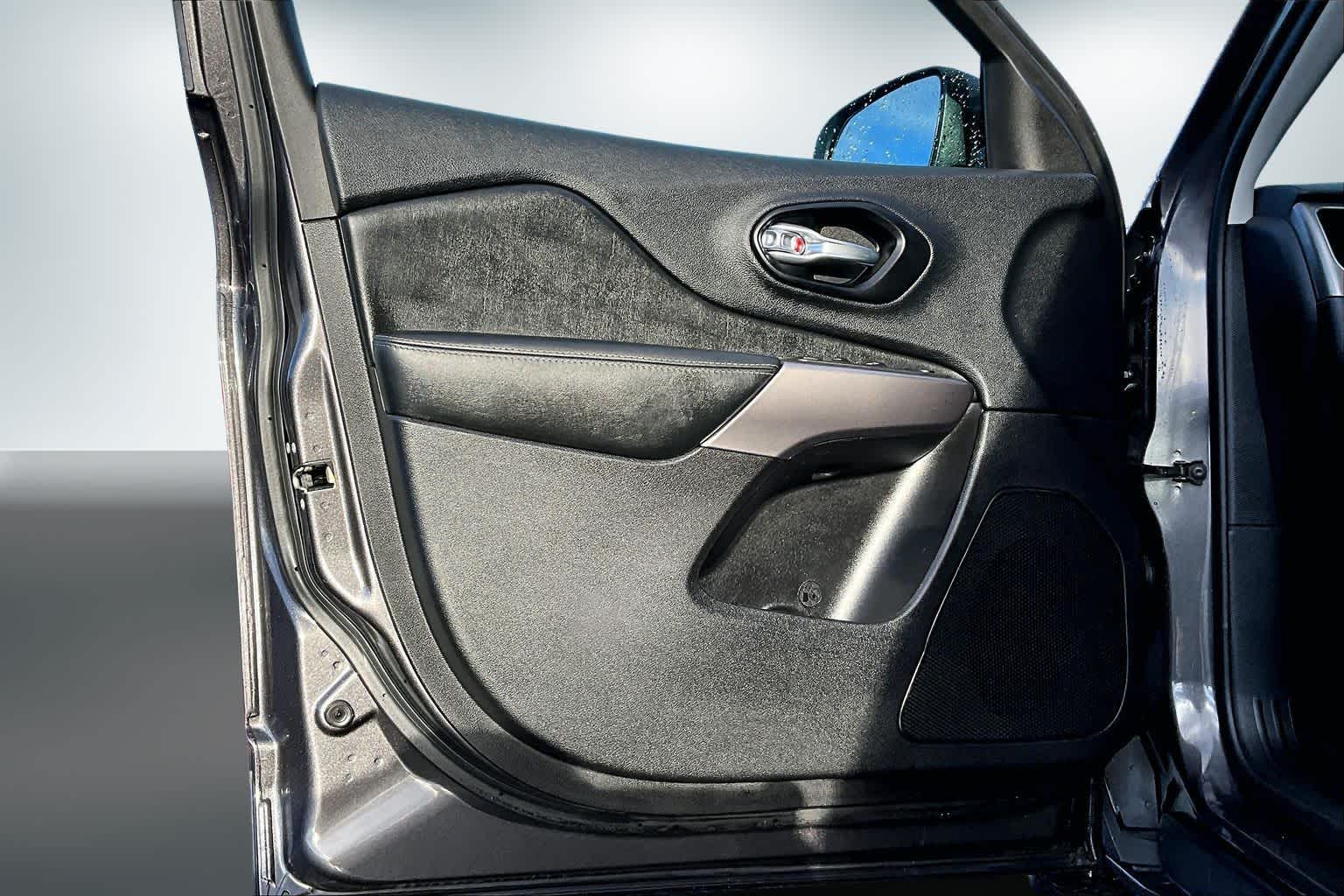 Thumbnail: 2021 Jeep Cherokee - 27