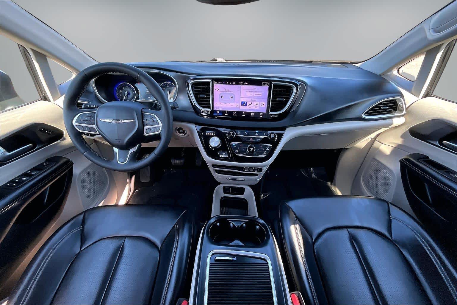 Thumbnail: 2023 Chrysler Pacifica - 8