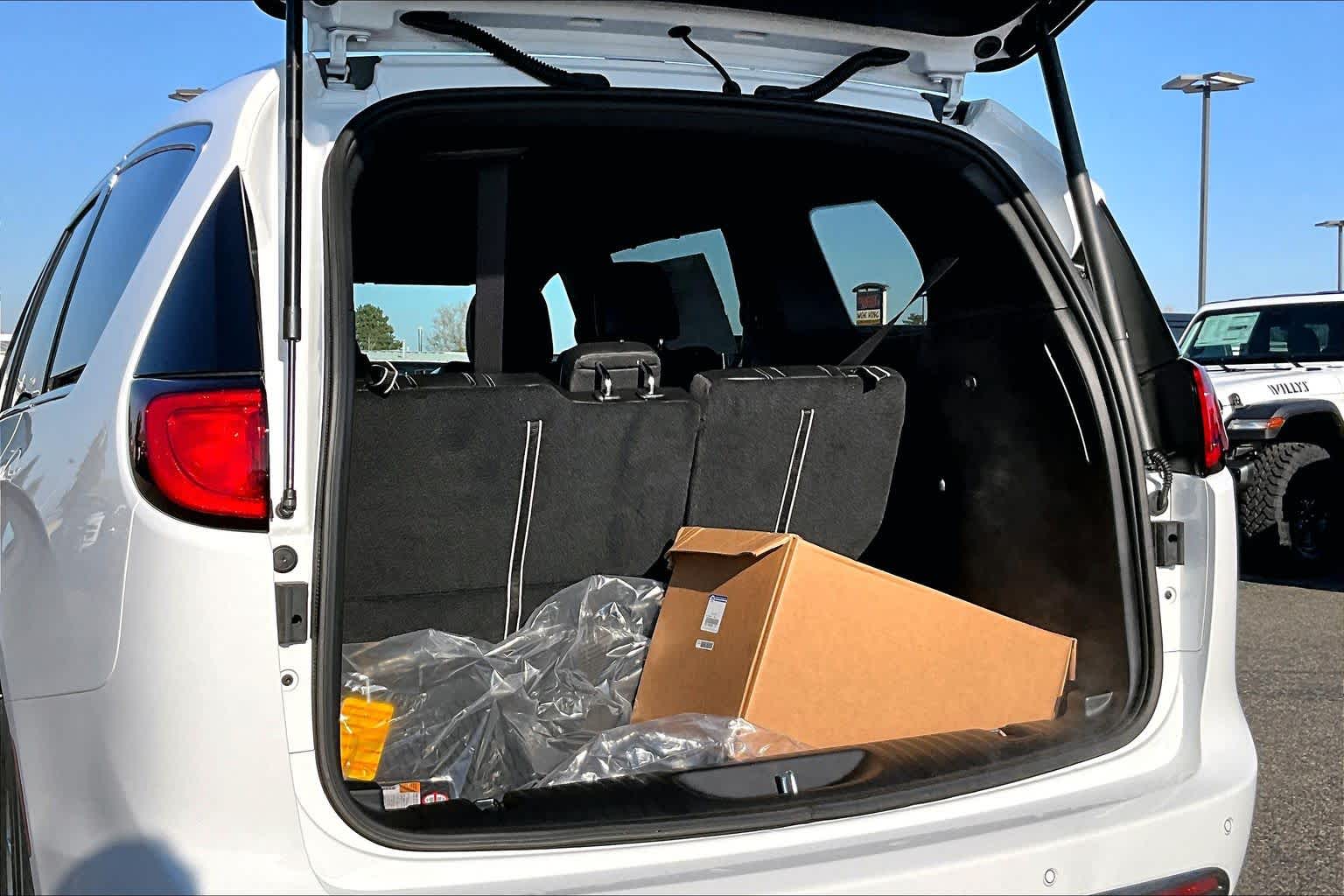 Thumbnail: 2026 Chrysler Voyager - 19