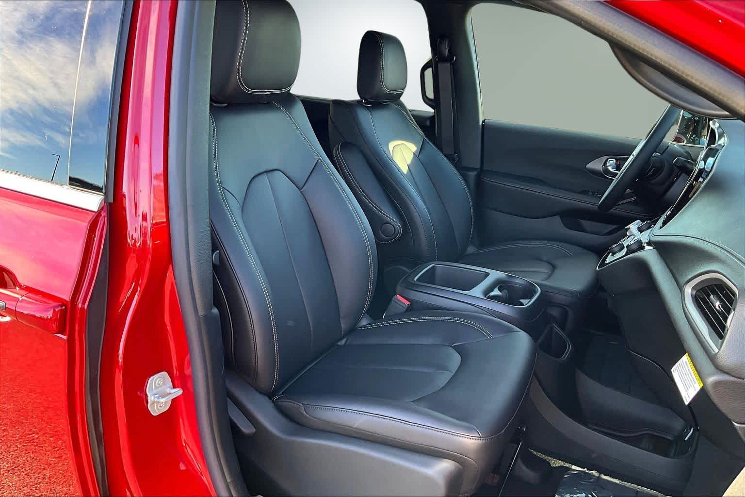 Thumbnail: 2026 Chrysler Pacifica - 14