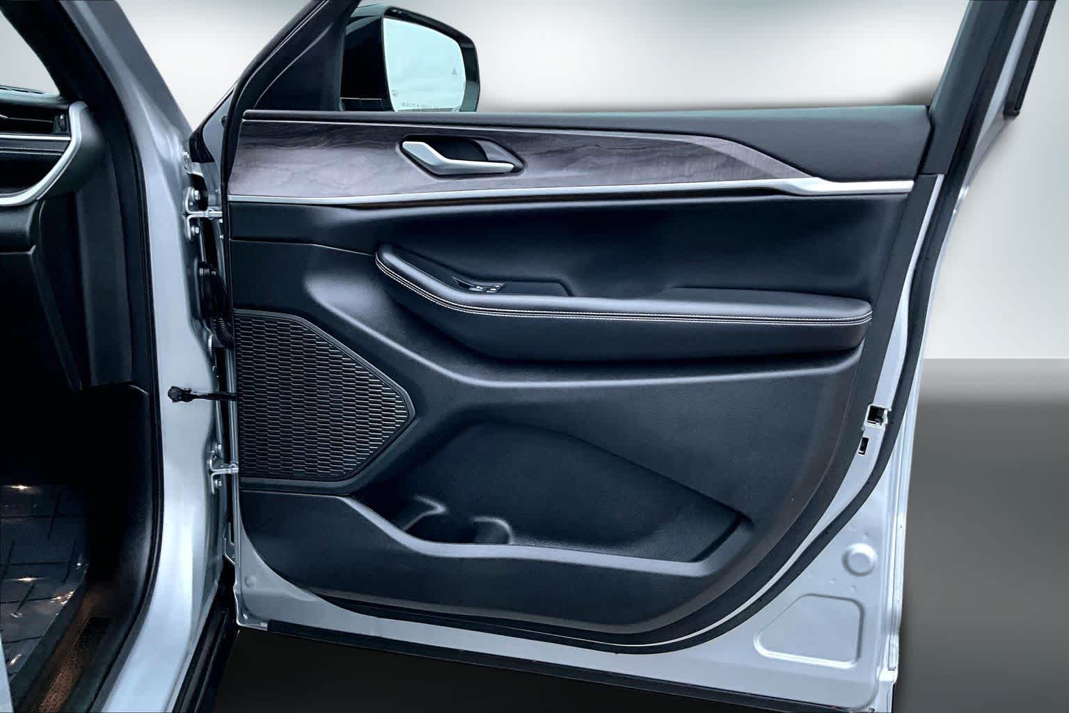 Thumbnail: 2024 Jeep Grand Cherokee L - 28