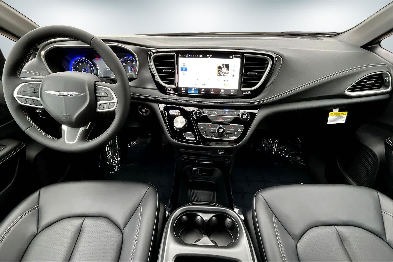 Thumbnail: 2026 Chrysler Pacifica - 10