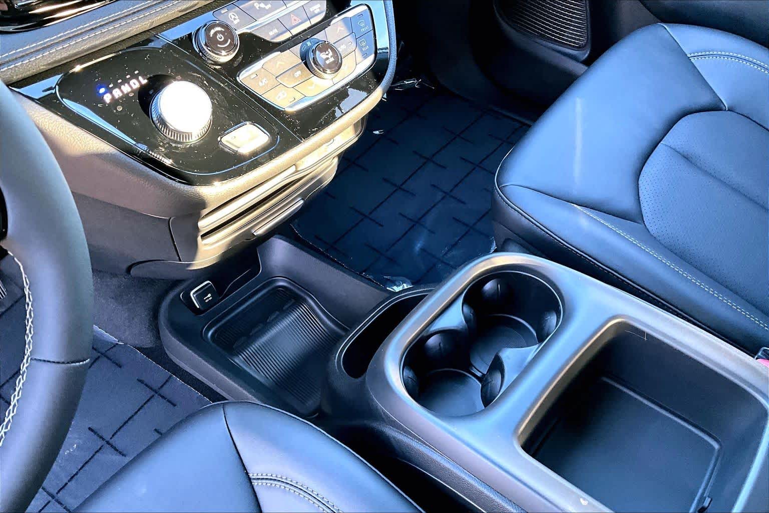 Thumbnail: 2026 Chrysler Pacifica - 17