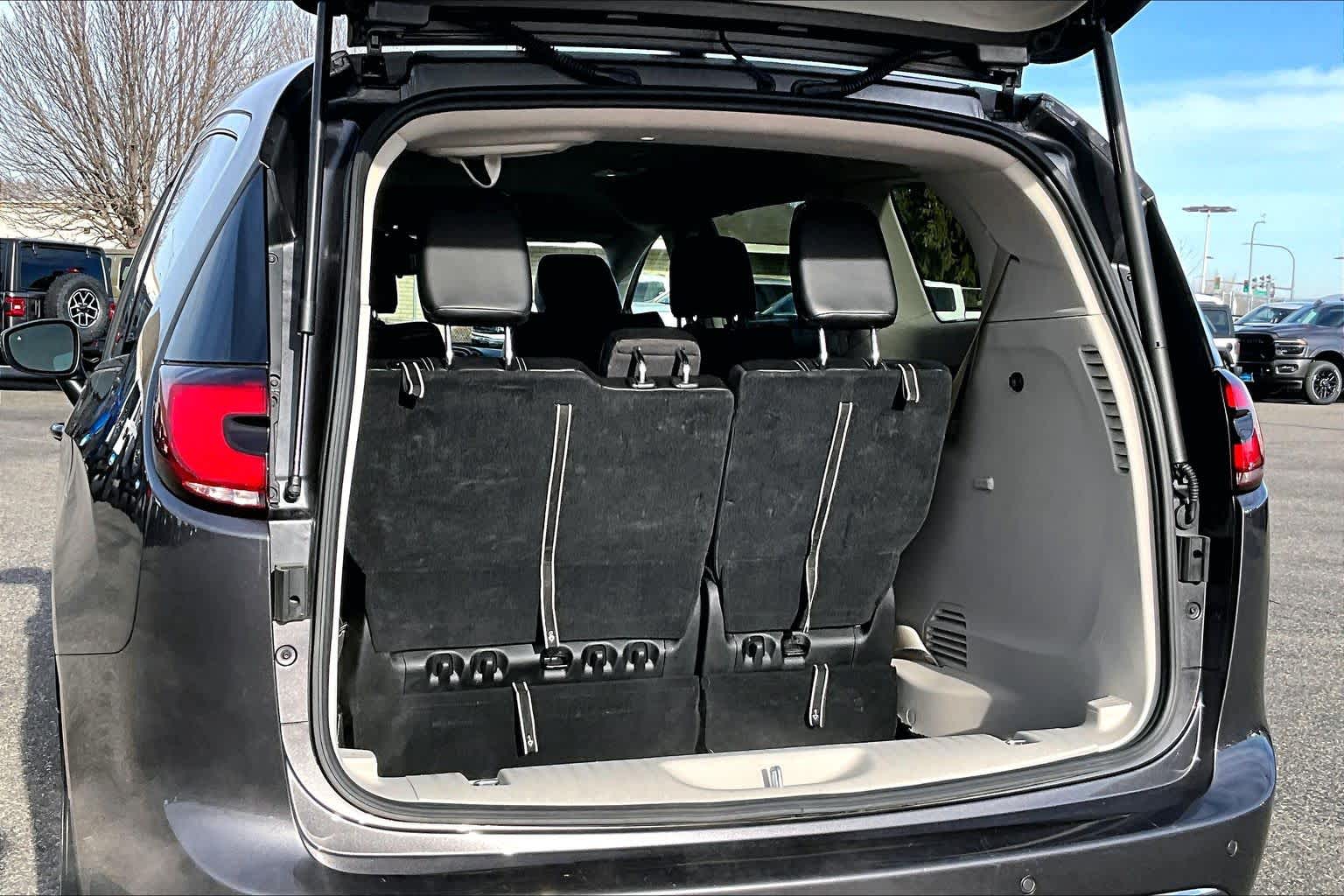 Thumbnail: 2023 Chrysler Pacifica - 18