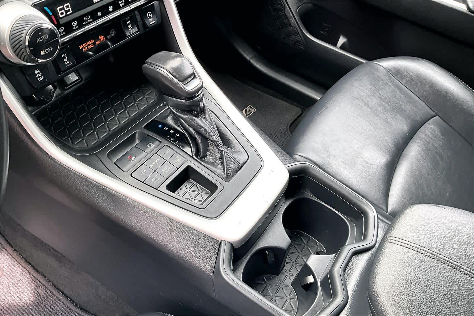 Thumbnail: 2020 Toyota RAV4 - 16