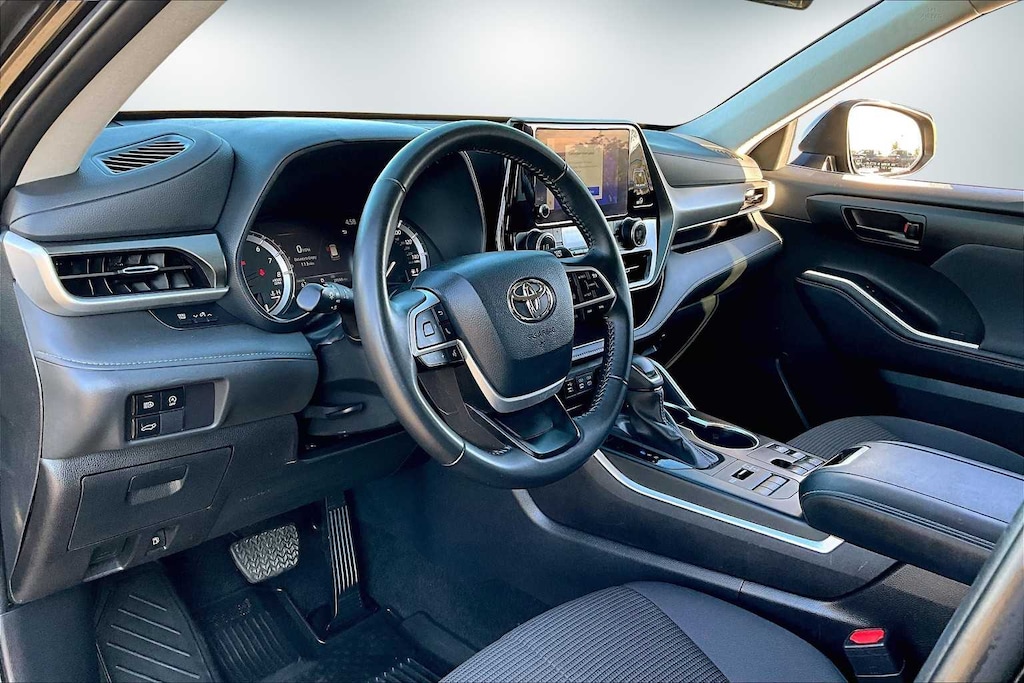 Used 2024 Toyota Highlander LE SUV