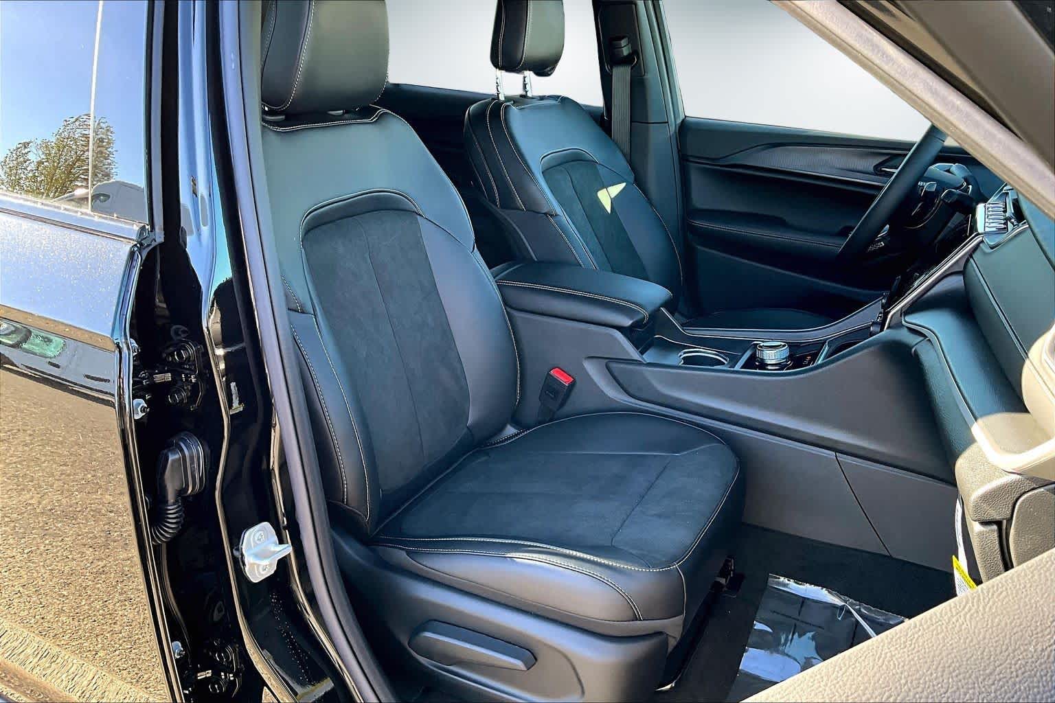 Thumbnail: 2025 Jeep Grand Cherokee - 14