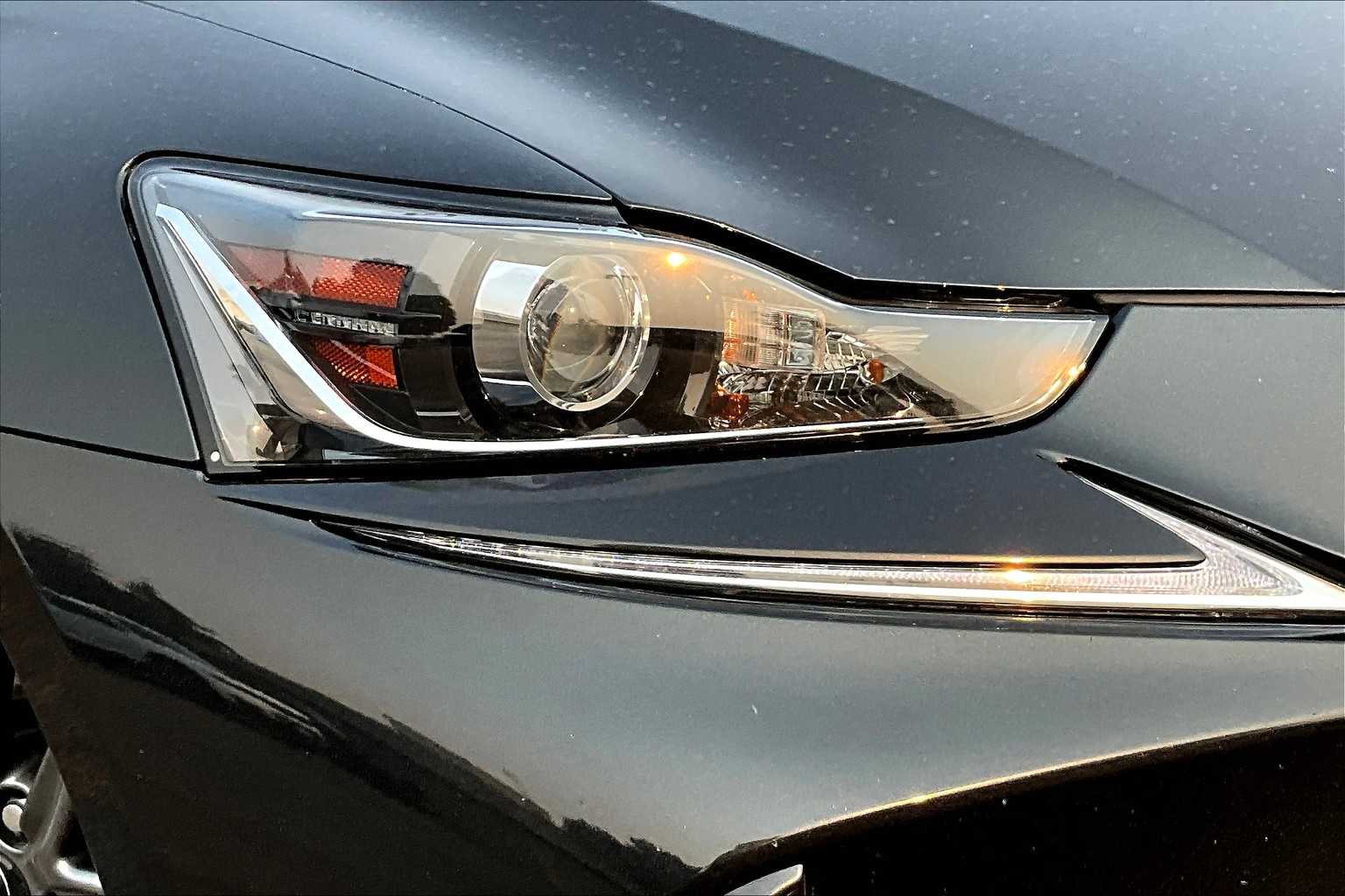 Thumbnail: 2017 Lexus IS - 2