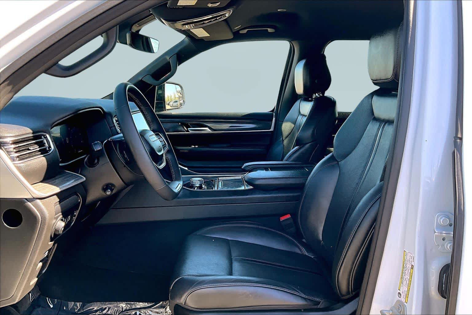 Thumbnail: 2024 Jeep Wagoneer - 11